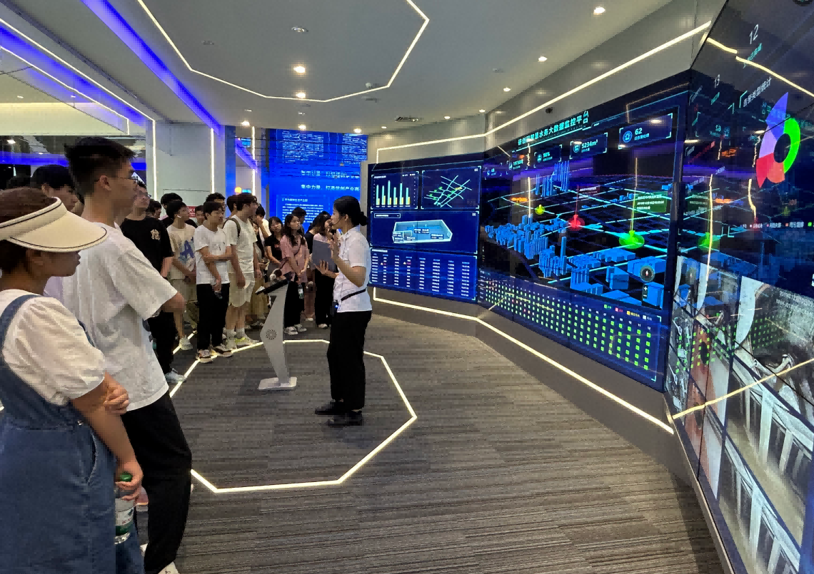 一竞技官网 一竞技科技IT精英暑期实训营活动日 | 探秘南京江北新区研创园 科技火花点亮未来梦想